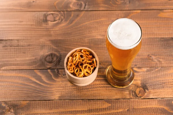 Caneca de cerveja e pretzels na tigela — Fotografia de Stock