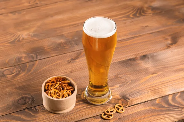 Tasse à bière et bretzels dans un bol — Photo