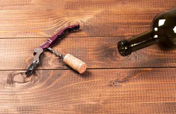 Garrafa de vinho e cortiça — Fotografia de Stock