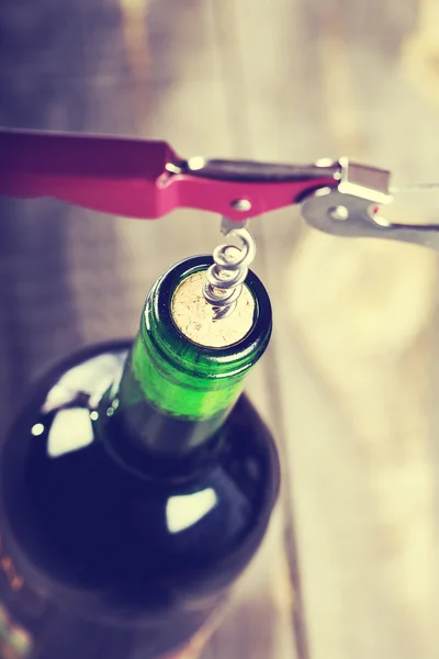 Flasche Wein mit Korkenzieher — Stockfoto