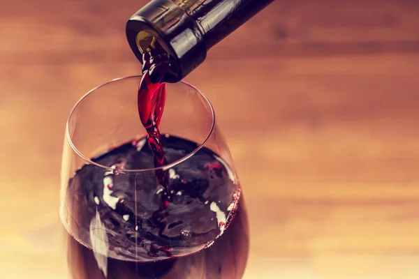 Наливая вино в бокал — стоковое фото