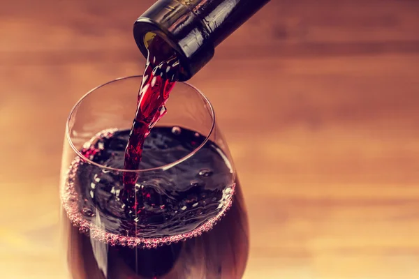 Pouring wine into the glass — Stock Photo, Image