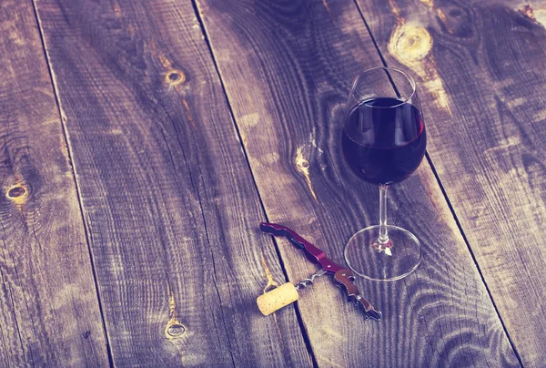 Wein im Glas, Korkenzieher mit Korken — Stockfoto
