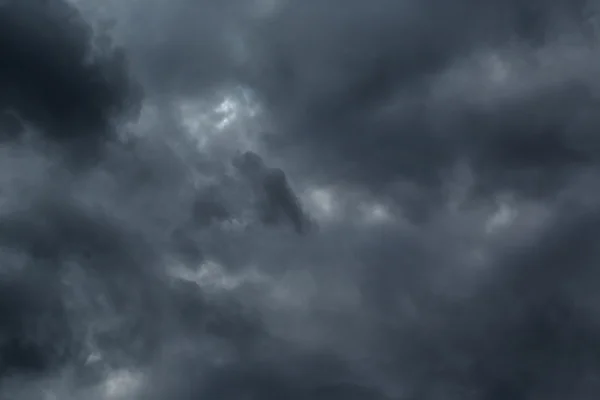 Nuvens escuras no céu — Fotografia de Stock