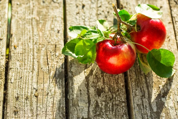 Äpfel auf Holztisch — Stockfoto