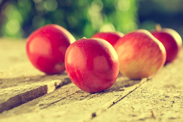 Manzanas sobre mesa de madera — Foto de Stock