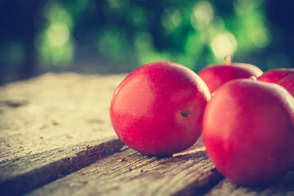 Manzanas sobre mesa de madera — Foto de Stock