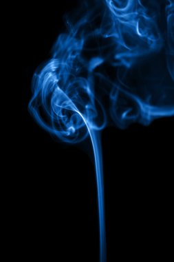 Siyah arkaplanda mavi duman