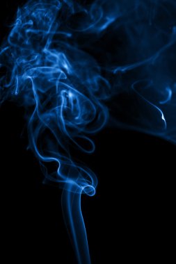 Siyah arkaplanda mavi duman