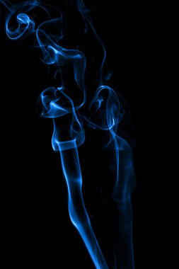 Siyah arkaplanda mavi duman