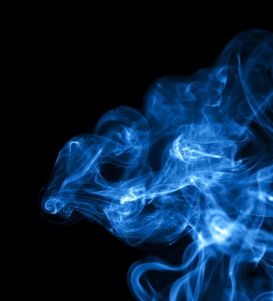 Blauwe rook op zwarte achtergrond — Stockfoto