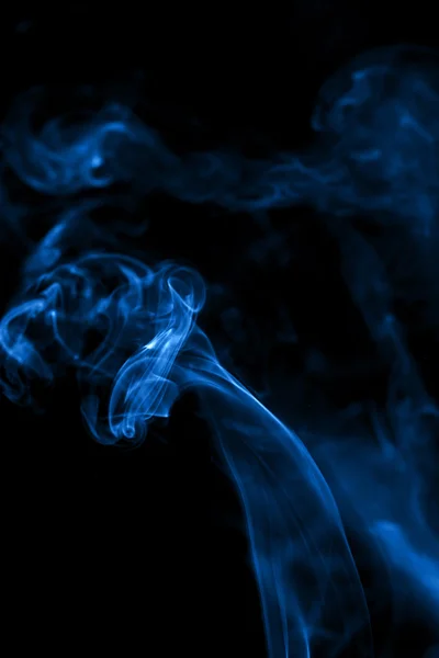 Humo azul sobre fondo negro — Foto de Stock