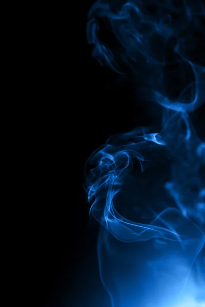 Humo azul sobre fondo negro — Foto de Stock