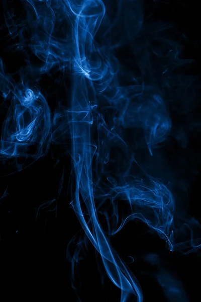 Humo azul sobre fondo negro — Foto de Stock