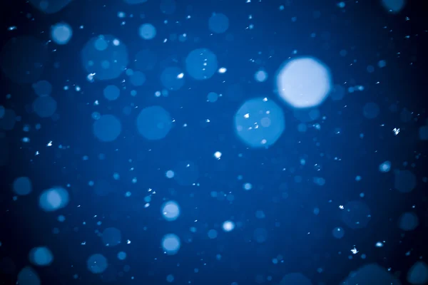 Chute de neige sur fond bleu — Photo