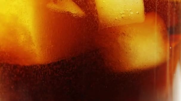Cola con sfondo cubetti di ghiaccio — Video Stock