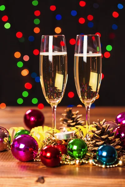 Vinho de champanhe contra luzes de Natal — Fotografia de Stock