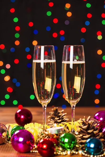 Champán Vino contra las luces de Navidad — Foto de Stock