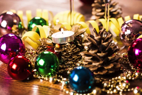 Decoraciones de Navidad con adornos y velas —  Fotos de Stock