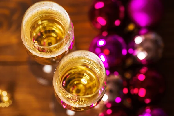 Bicchieri con champagne e decorazioni natalizie — Foto Stock