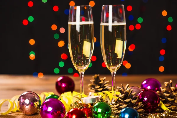 Champagner gegen Weihnachtsbeleuchtung — Stockfoto