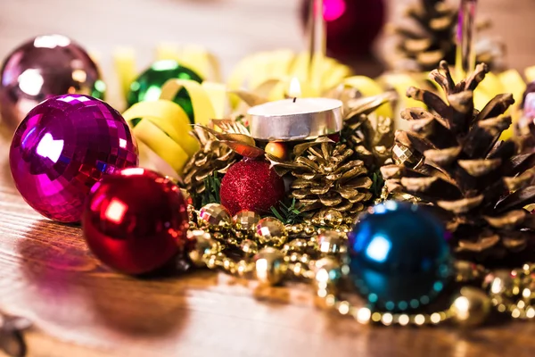 Vánoční dekorace, ozdoby a svíčka — Stock fotografie