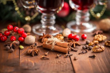 Baharat ile Noel sıcak mulled şarap