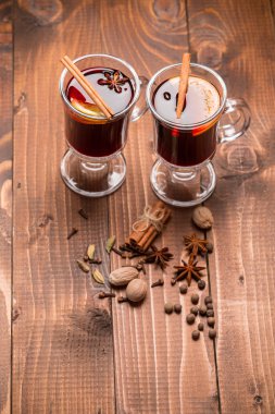 Baharat ile Noel sıcak mulled şarap