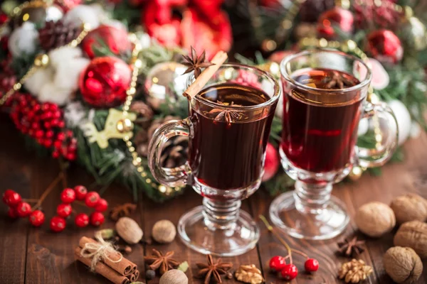 Boże Narodzenie gorące grzane wino z przyprawami — Zdjęcie stockowe