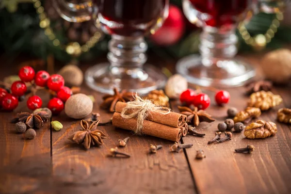 Vino caldo di Natale rimuginato con spezie — Foto Stock