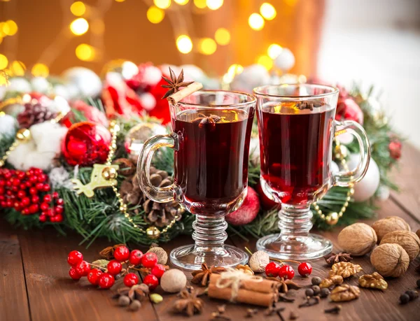 Vánoční horké svařené víno s kořením — Stock fotografie