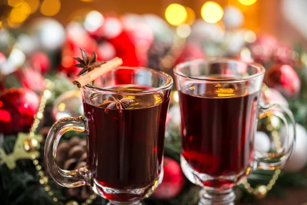 Heißer Glühwein mit Gewürzen — Stockfoto