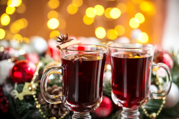 Heißer Glühwein mit Gewürzen — Stockfoto