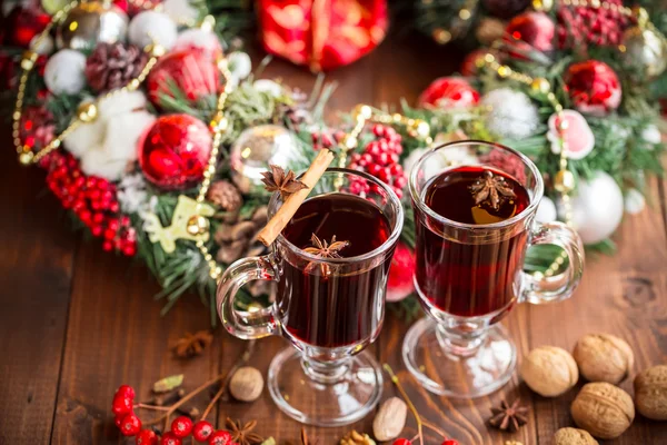 Vin chaud chaud de Noël avec des épices — Photo