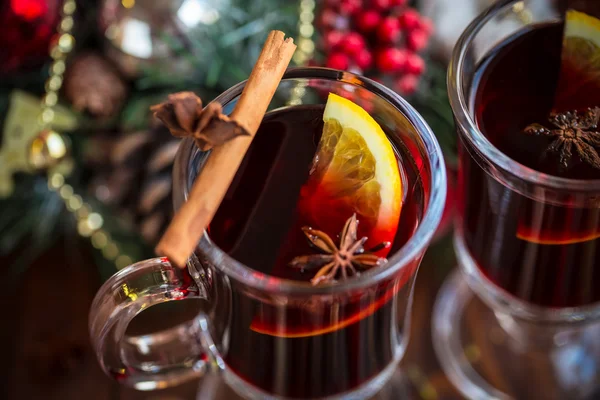 Vin chaud chaud de Noël avec des épices — Photo