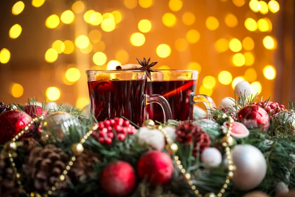 Heißer Glühwein mit Gewürzen — Stockfoto