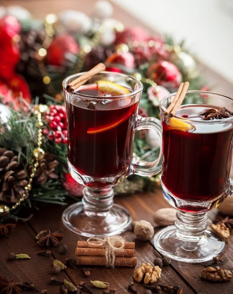 Karácsonyi forró forralt bor, fűszerek — Stock Fotó
