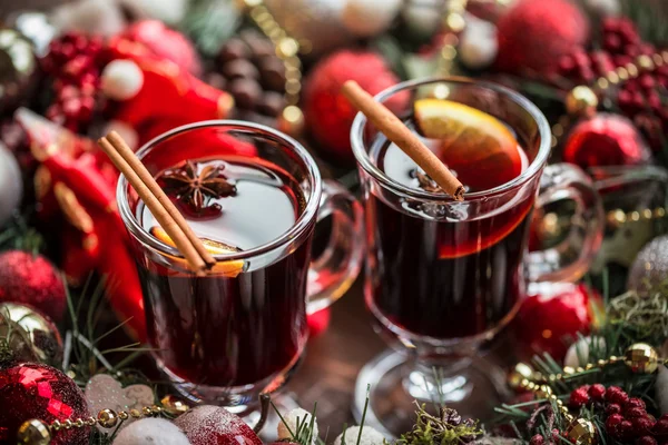 Vin chaud chaud de Noël avec des épices — Photo