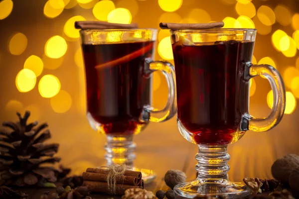 Heißer Glühwein mit Gewürzen — Stockfoto