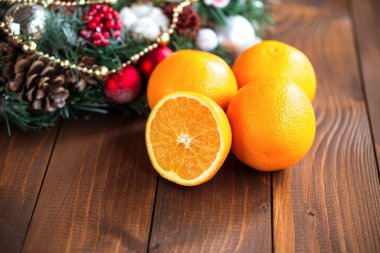 Noel süslemeleri ile portakal