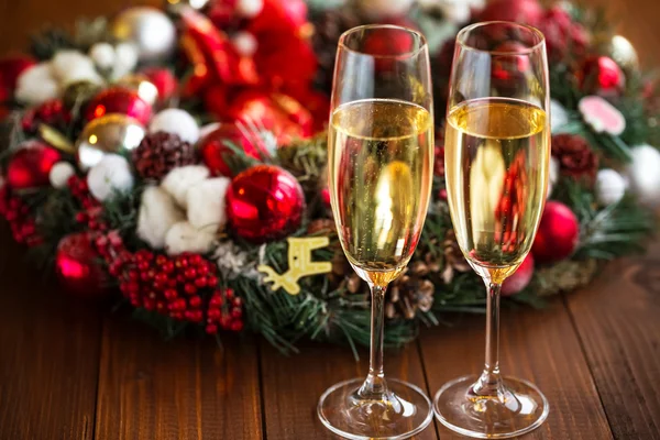 Kieliszki do szampana i dekoracje świąteczne — Zdjęcie stockowe