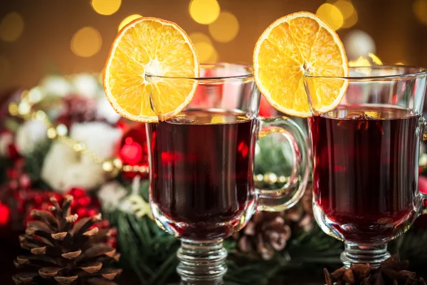 향신료와 함께 크리스마스 뜨거운 mulled 와인 — 스톡 사진