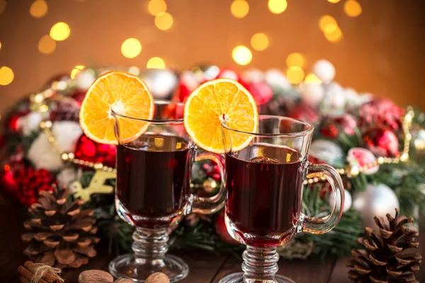 Heißer Glühwein mit Gewürzen — Stockfoto