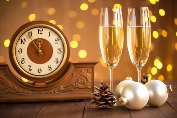 Glas champagne och gamla klocka — Stockfoto