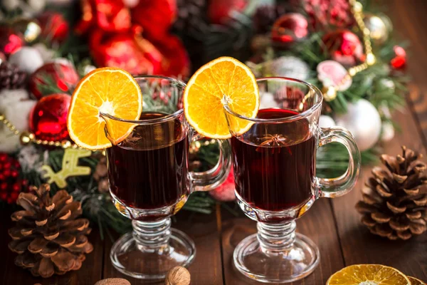 Vino caldo di Natale rimuginato con spezie Foto Stock