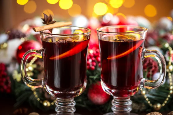 Vino caliente caliente con especias de Navidad — Foto de Stock