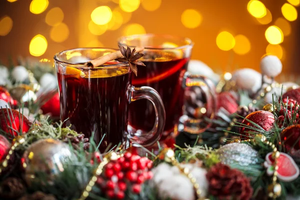 Vino caliente caliente con especias de Navidad — Foto de Stock