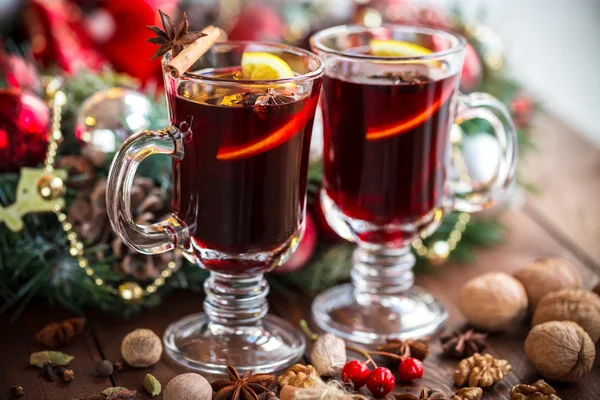 Vino caliente caliente con especias de Navidad — Foto de Stock