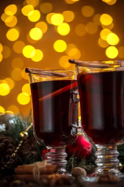 Vino caliente caliente con especias de Navidad — Foto de Stock