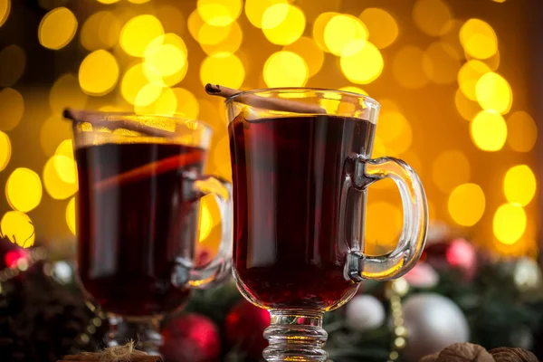 Vino caliente caliente con especias de Navidad — Foto de Stock